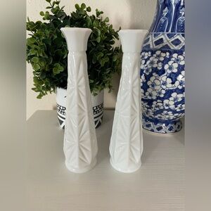 Vintage Set of 2 Hoosier Starburst Pattern Milk Glass Bud Vase